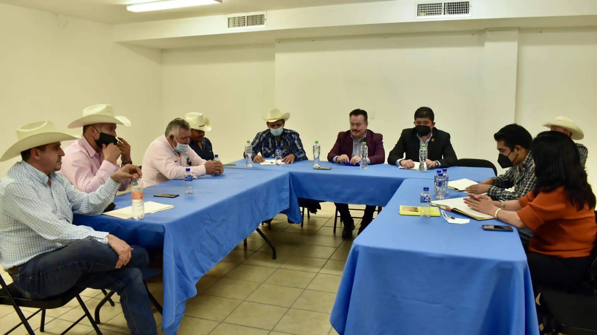 mario vazquez con agricultores